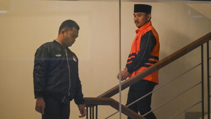 

Baca artikel detiknews, "Dan Terjadi Lagi, Bupati 'Termuda' Bekasi Ditangkap KPK" selengkapnya https://news.detik.com/berita/d-8270290/dan-terjadi-lagi-bupati-termuda-bekasi-ditangkap-kpk.

Download Apps Detikcom Sekarang https://apps.detik.com/detik/